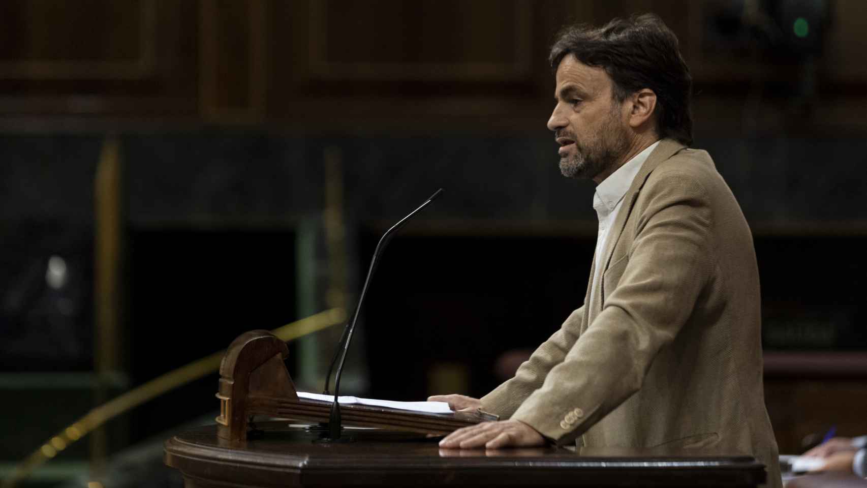 Jaume Asens interviene desde la tribuna en una sesión plenaria en el Congreso.