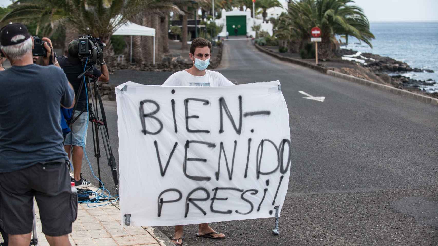 Turistas, curiosos y periodistas esperan la llegada del presidente Pedro Sánchez a La Mareta, en Lanzarote.