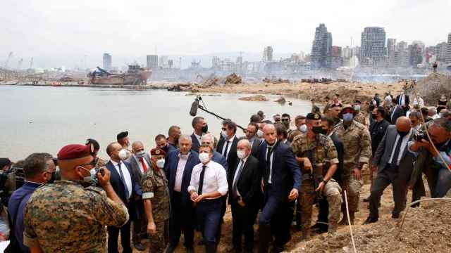 Macron, durante su visita a la zona afectada de Beirut.