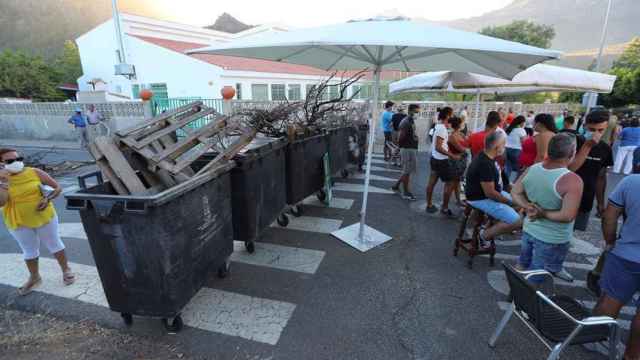 Barricadas contra la llegada de inmigrantes: la increíble escena que se ha dado en Canarias
