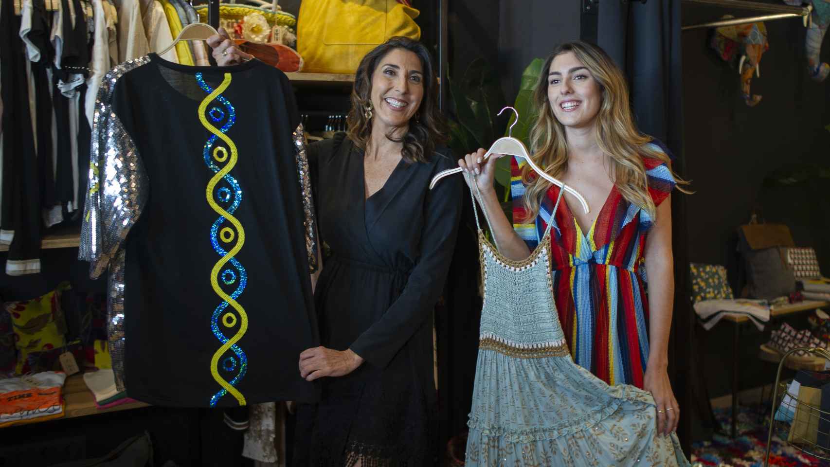 Paz Padilla y su hija, Anna Ferrer, en la apertura de su tienda No ni ná.