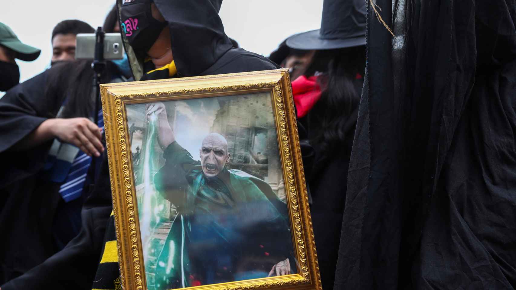 Protesta en contra de la monarquía en Bangkok con temática de Harry Potter.