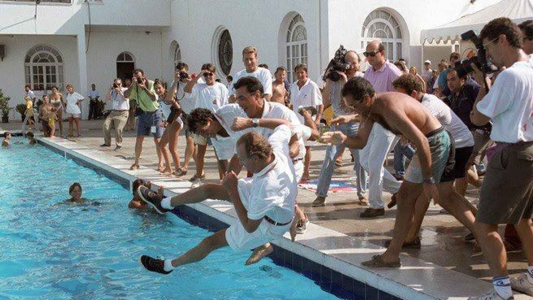 Pedro Campos lanzando al rey a la piscina en una imagen de archivo
