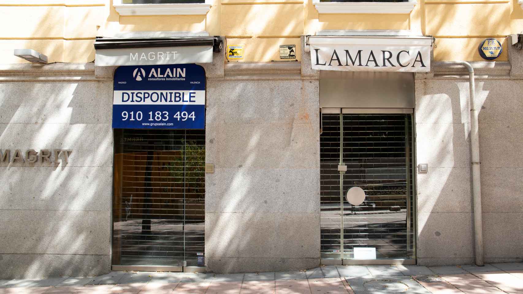 Zapatería Magrit cerrada en la Calle de Ortega y Gasset.