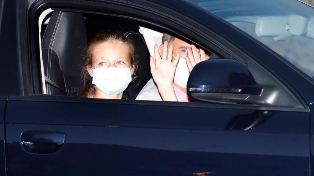 La infanta Leonor ocupando el asiento del copiloto en el coche conducido por su padre.