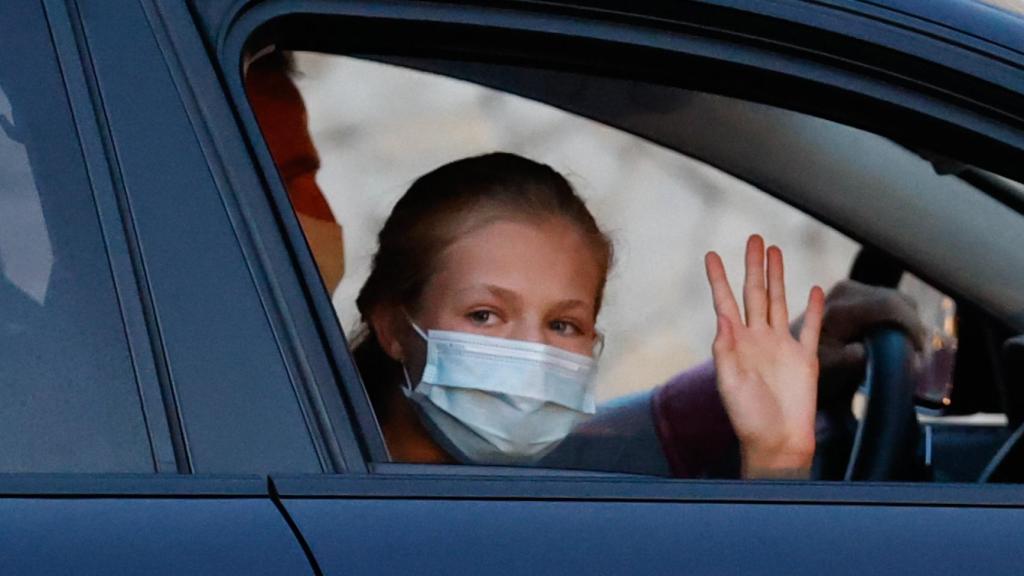 La princesa Leonor saludando a la prensa a su llegada a Marivent.
