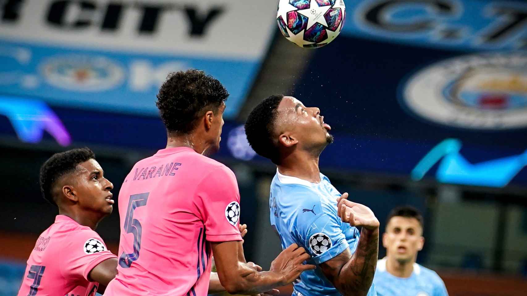 Varane pelea un balón por alto ante el City
