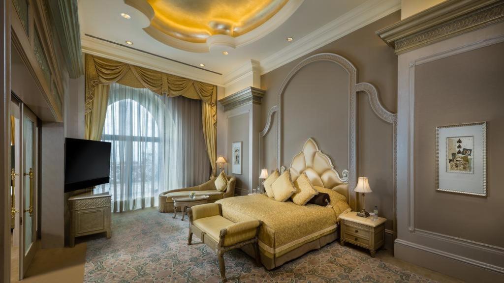 La suite presidencial cuenta con tres dormitorios, comedor y una amplia sala de estar.