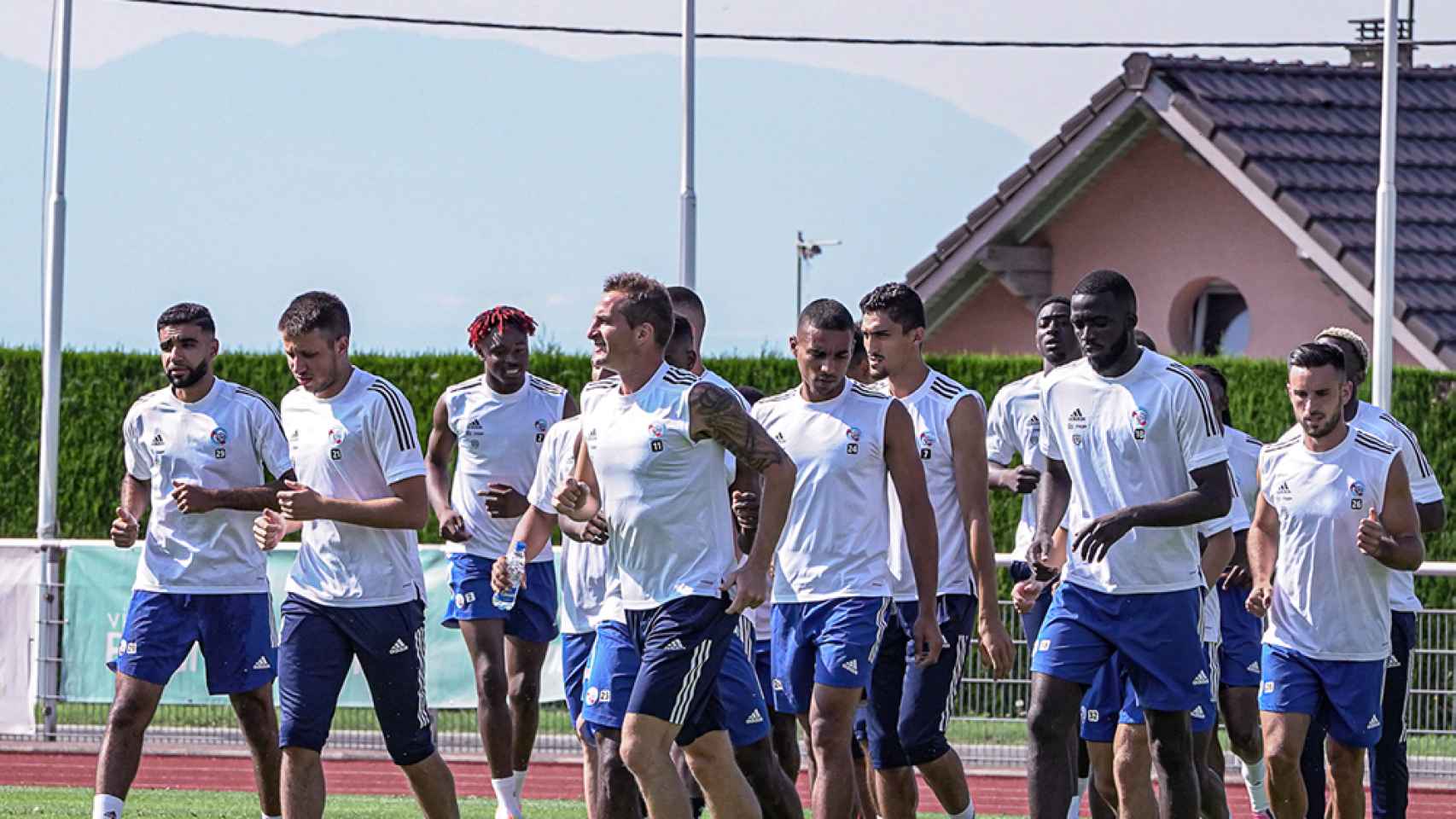 Los jugadores del Estrasburgo durante un entrenamiento en pretemporada