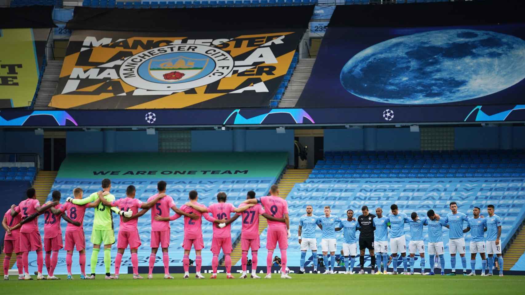 Los jugadores del Real Madrid y el Manchester City guardan un minuto de silencio por las víctimas de la Covid-19