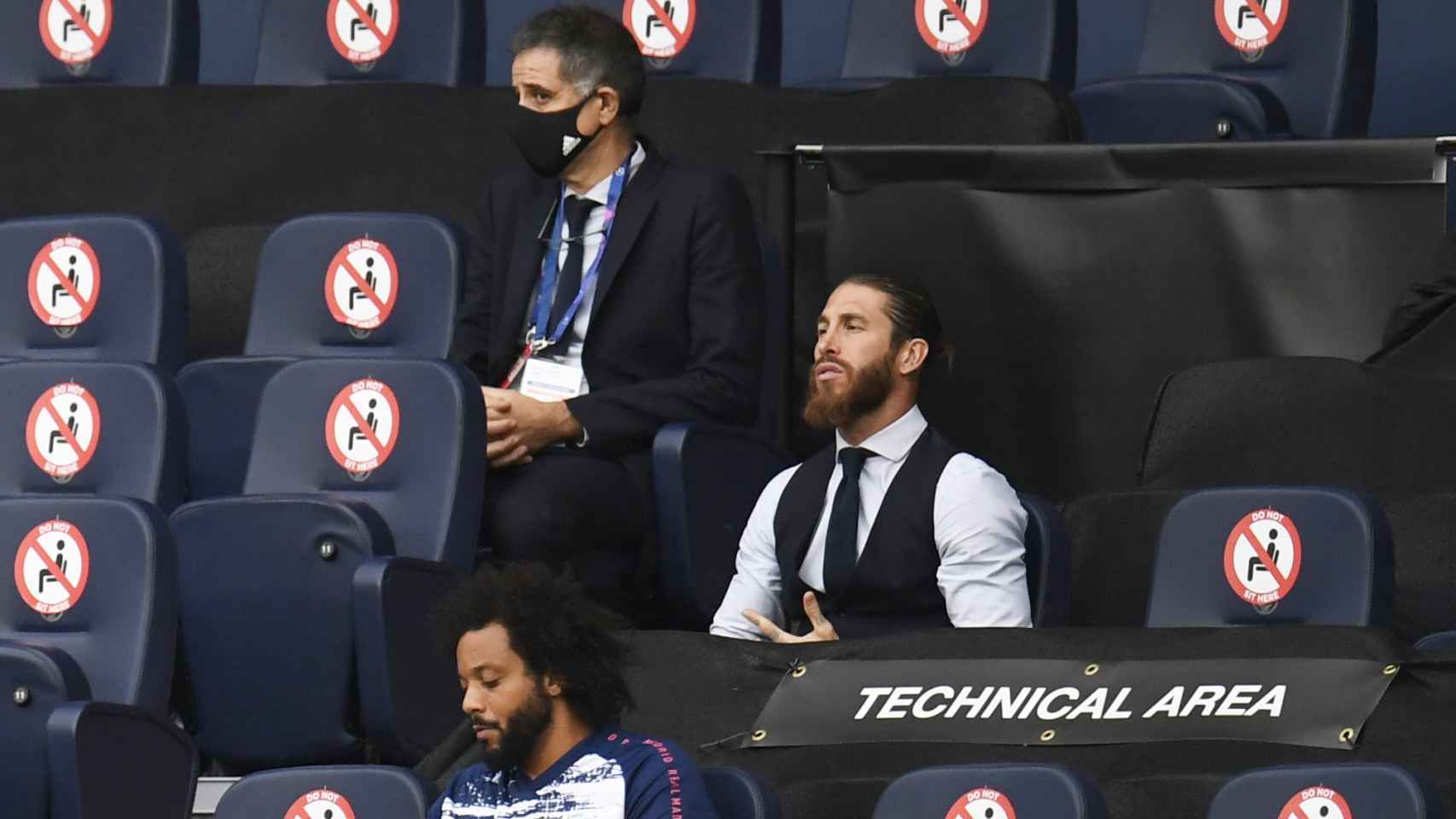 Sergio Ramos, en la grada del Etihad Stadium, animando a sus compañeros