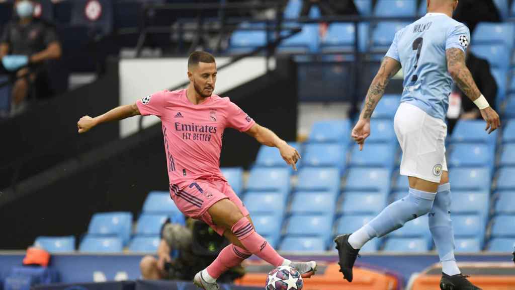 Eden Hazard controla el balón frente a un jugador del City