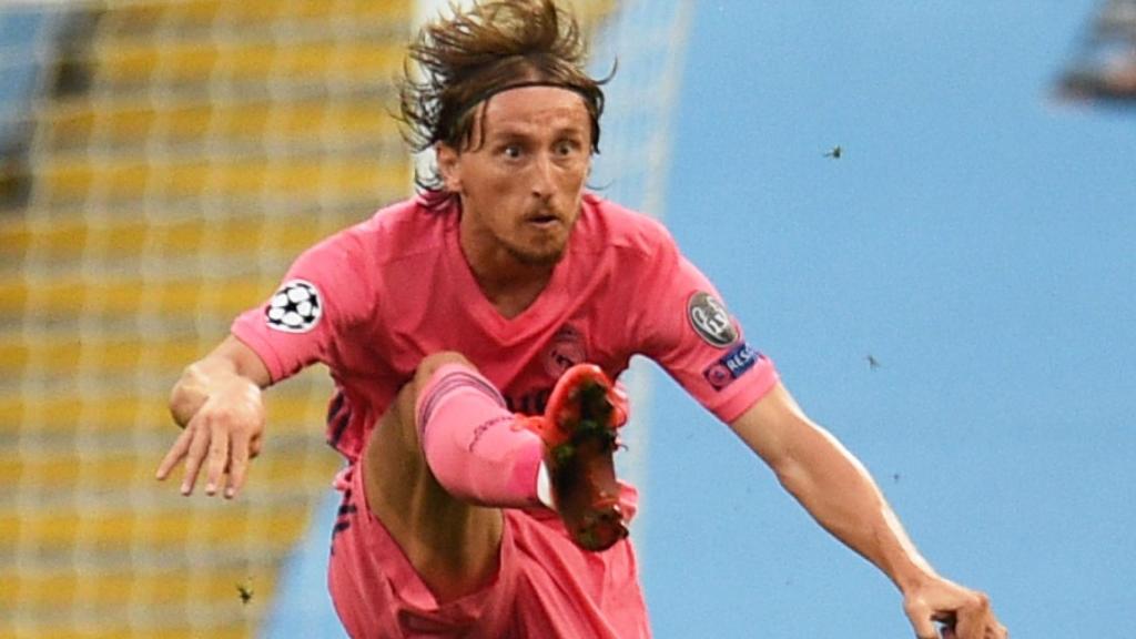 Luka Modric controla un balón muy alto