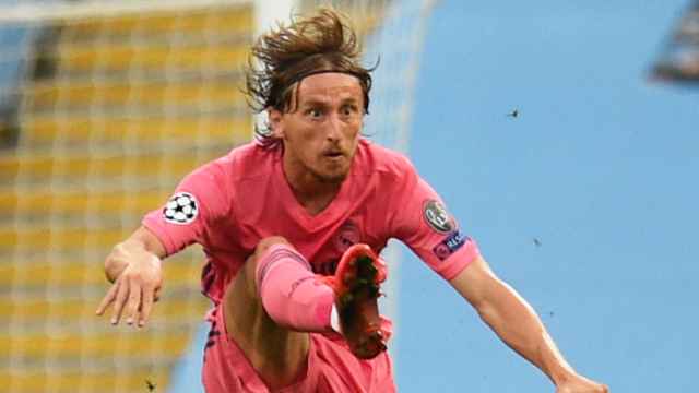 Luka Modric controla un balón muy alto