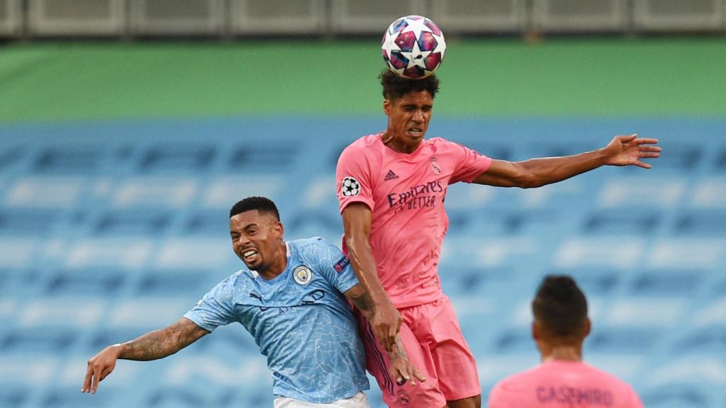 Varane gana un balón aéreo