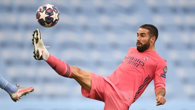 Dani Carvajal intenta controlar un balón