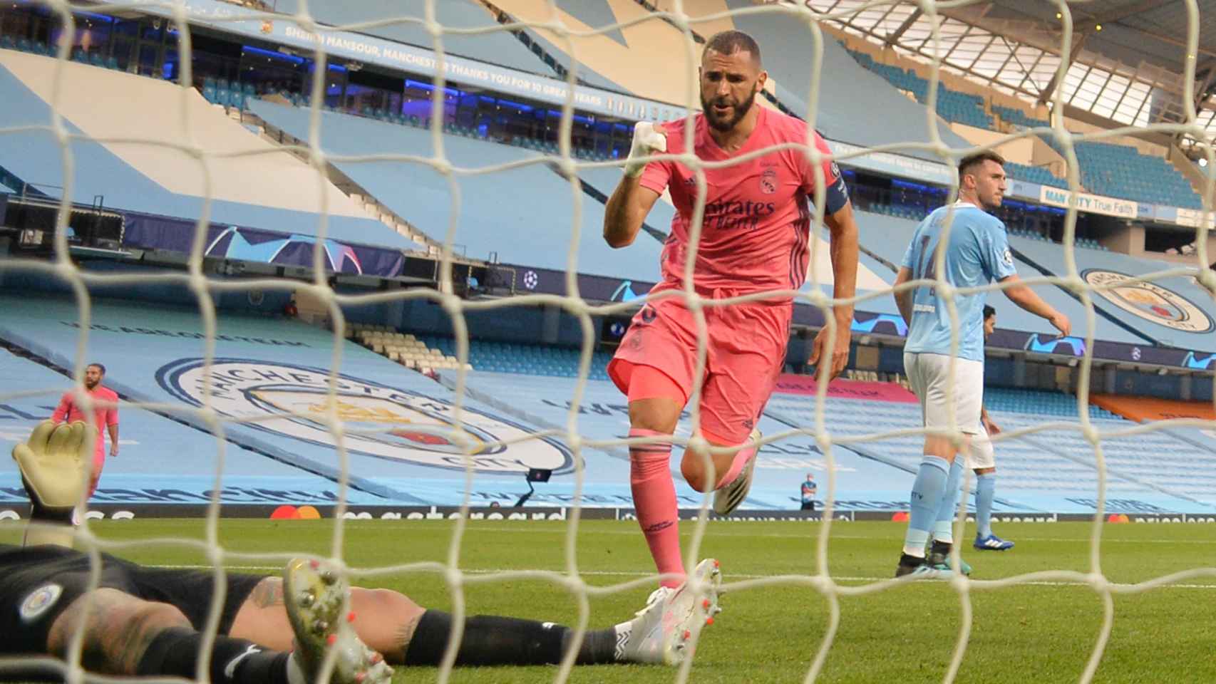 Benzema celebra su gol al Manchester City