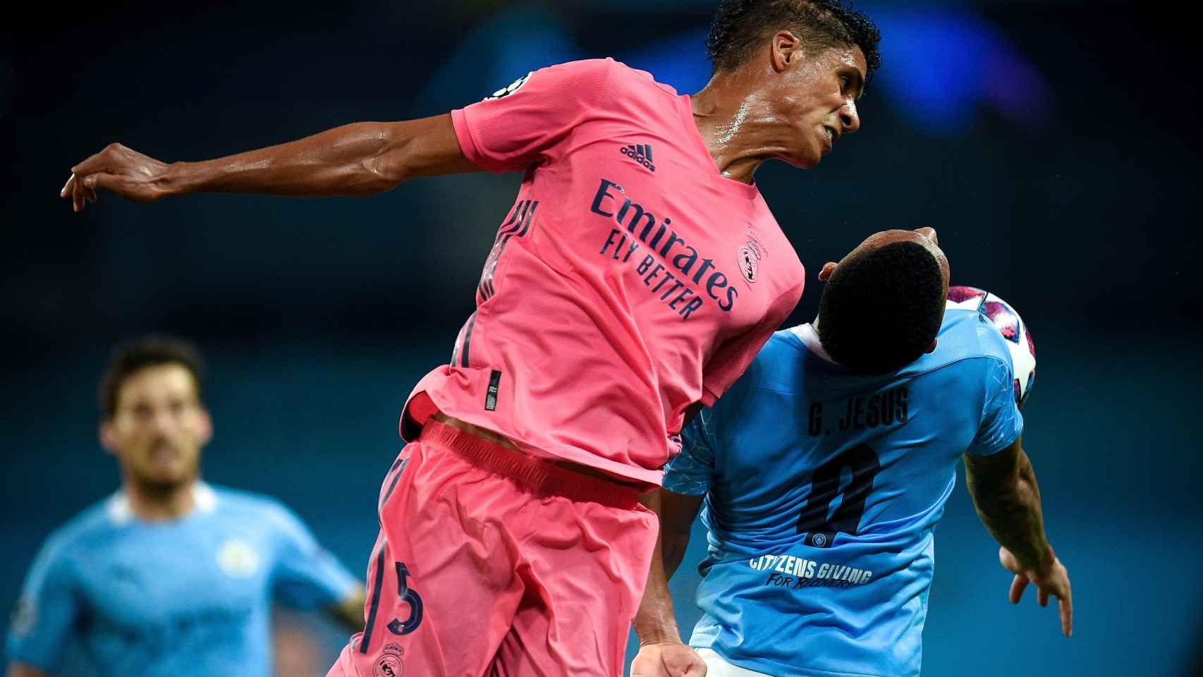 Varane pelea un balón por alto en el duelo ante el Manchester City