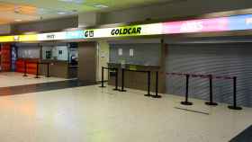 Imagen de varias compañías de alquiler de coches en el aeropuerto de Valencia.