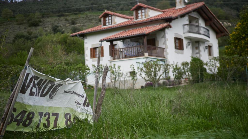 Cartel de se vende en una vivienda de Navarra.