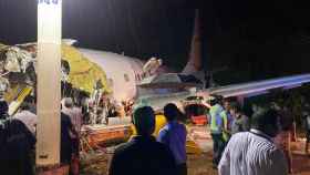 Primeras imágenes del accidente aéreo en India.