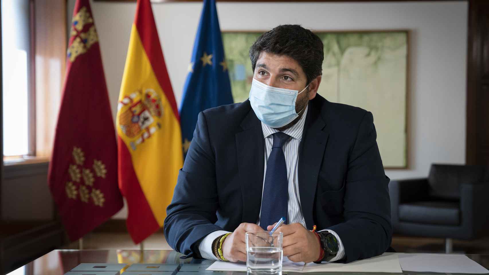 El presidente López Miras, en su despacho, este viernes.