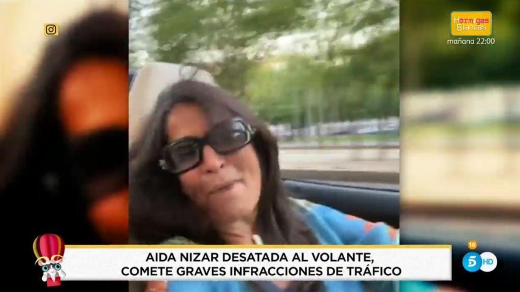 Aída Nizar conduciendo con el móvil en la mano y a toda velocidad.