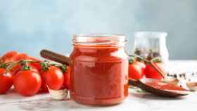 Un bote de tomate frito casero es más saludable que el del 'súper'.