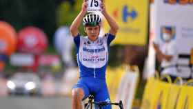 Remco Evenepoel enseña el dorsal de Fabio Jakobsen en su victoria en la Vuelta a Polonia