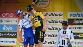 Wout Van Aert celebra junto a Julian Alaphilippe su triunfo en la Milán - San Remo