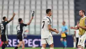 Cristiano Ronaldo consolado por Chiellini tras la derrota de la Juventus