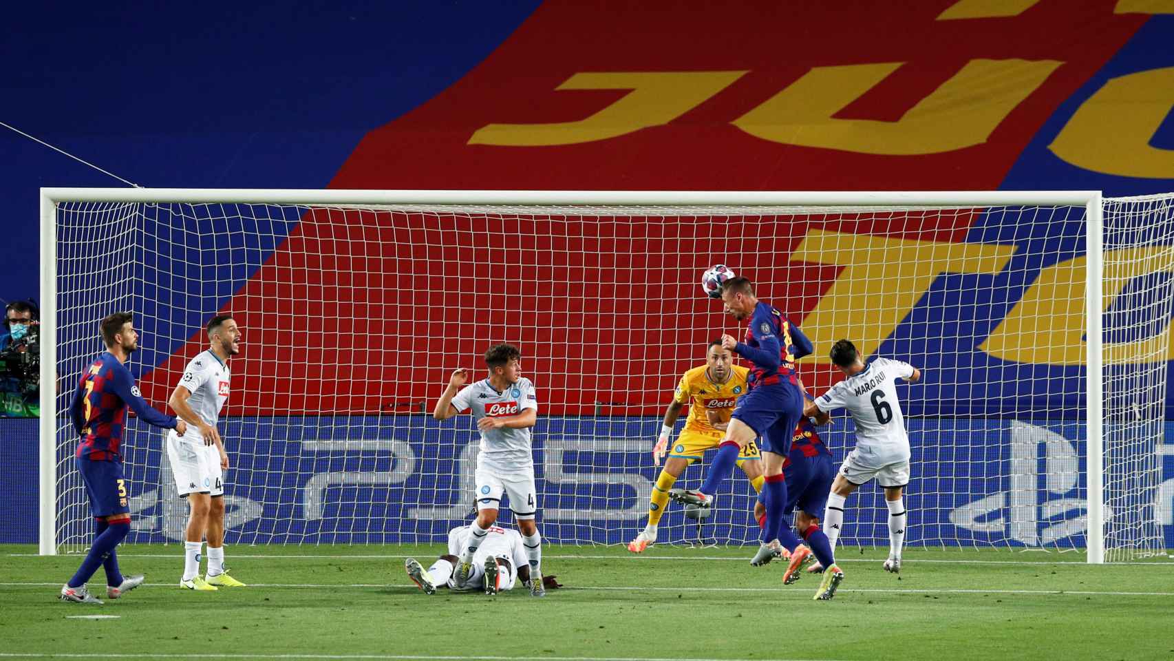 Clement Lenglet remata el balón para hacer el primer gol del Barça