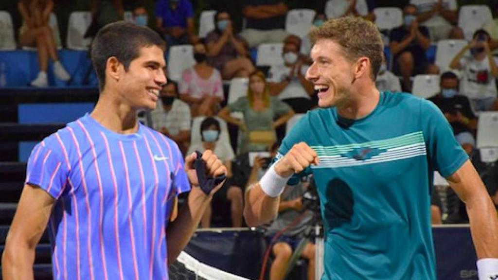 Carlos Alcaraz junto a Pablo Carreño