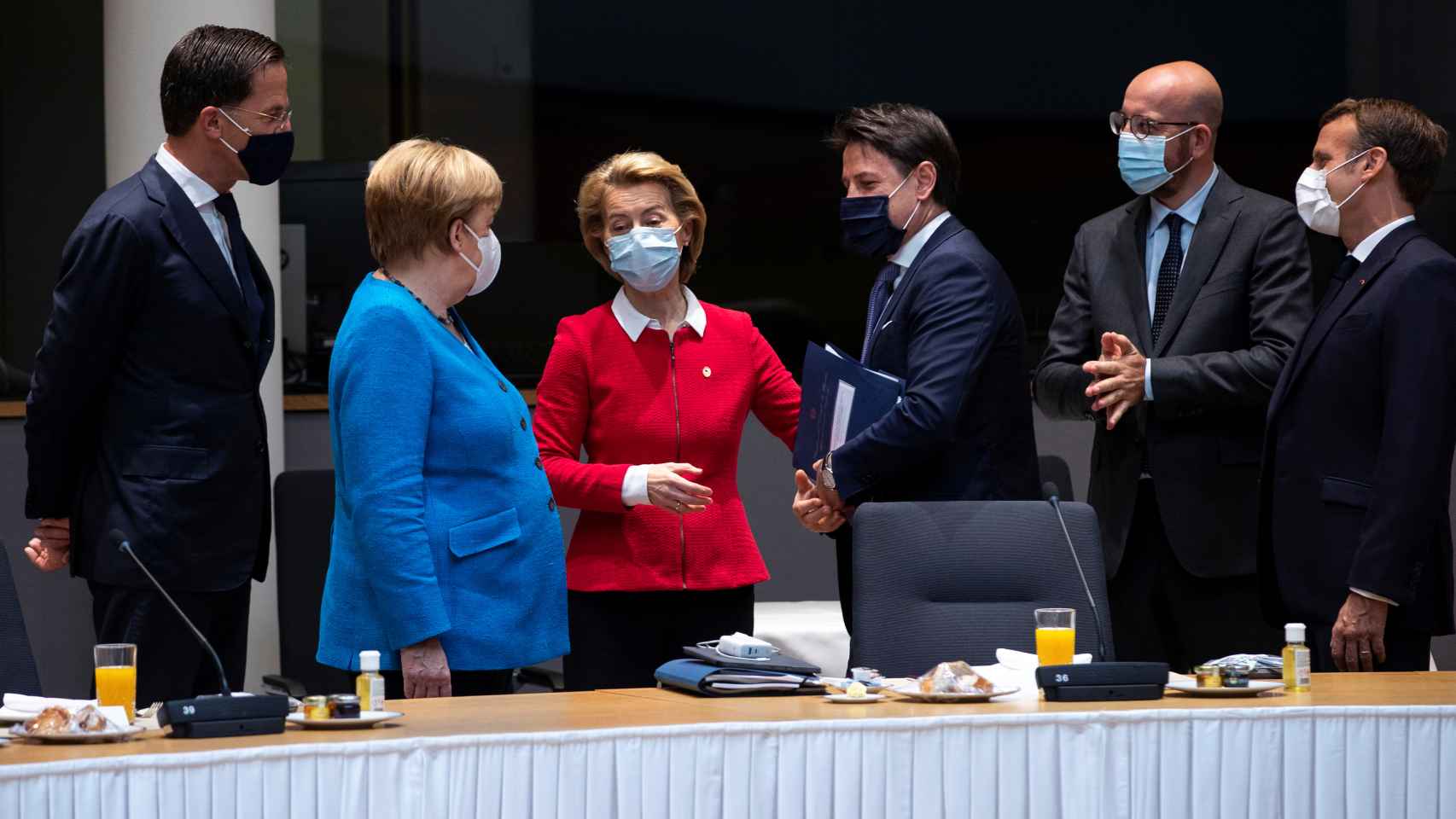 El primer ministro italiano, Giuseppe Conte, junto a Mark Rutte, Angela Merkel y Ursula von der Leyen en Bruselas.