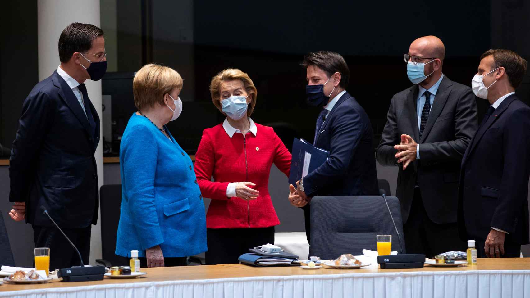 El primer ministro italiano, Giuseppe Conte (c), junto a Rutte, Merkel, Von der Leyen, Michel y Macron.