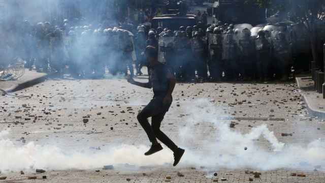Protestas tras la explosión del Líbano: lanzan piedras contra la Policía y piden la dimisión del Gobierno