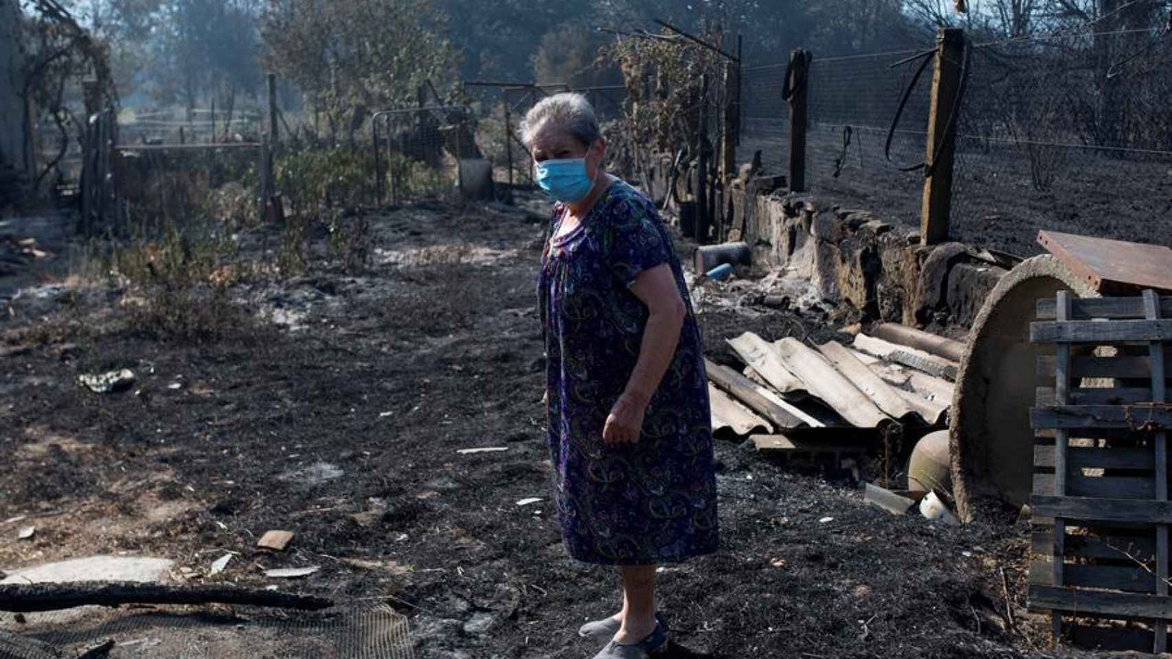 Una vecina de Orense observa parte de su propiedad quemada.