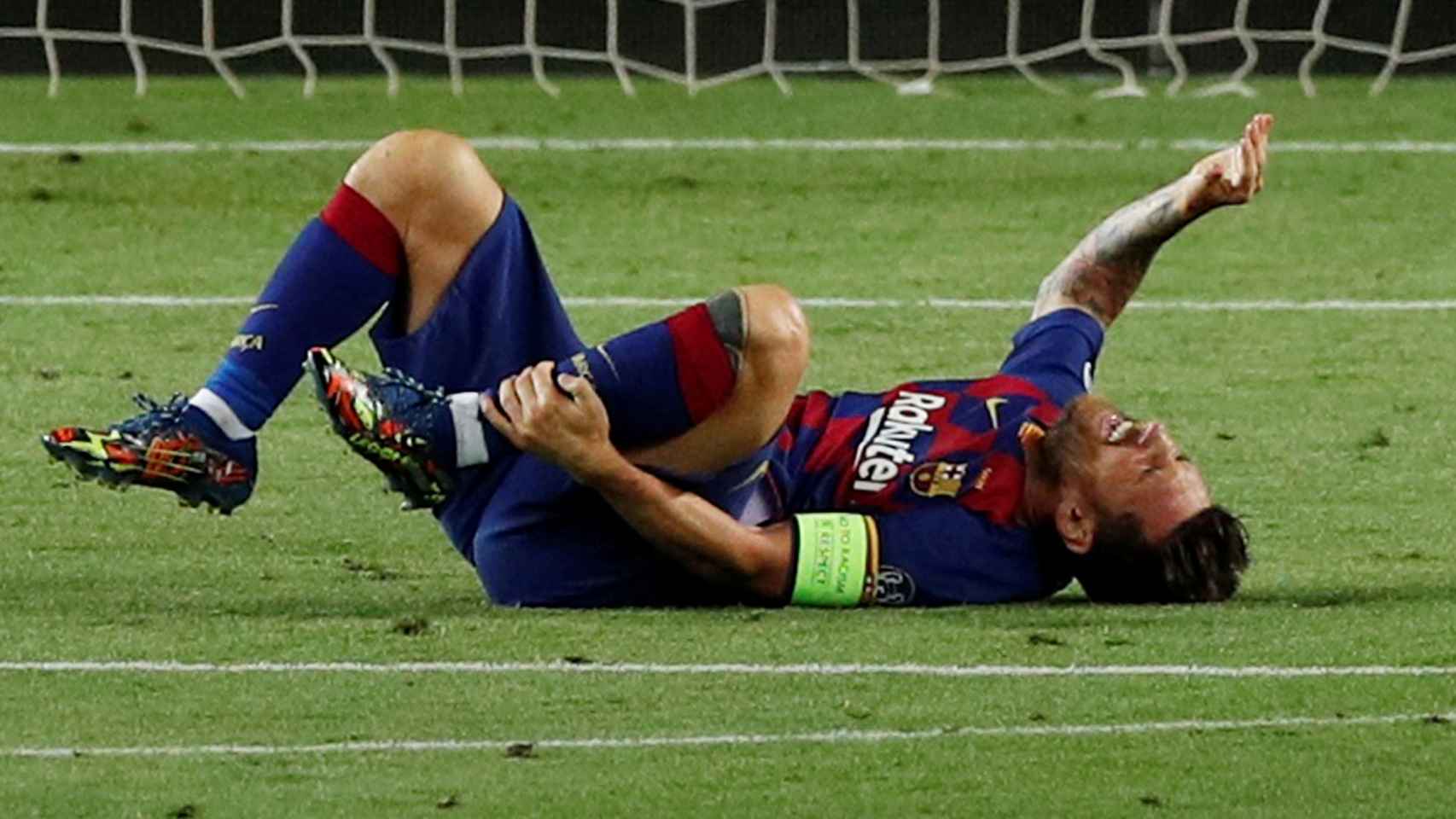 Leo Messi se duele del pie en un momento del Barcelona - Nápoles de Champions