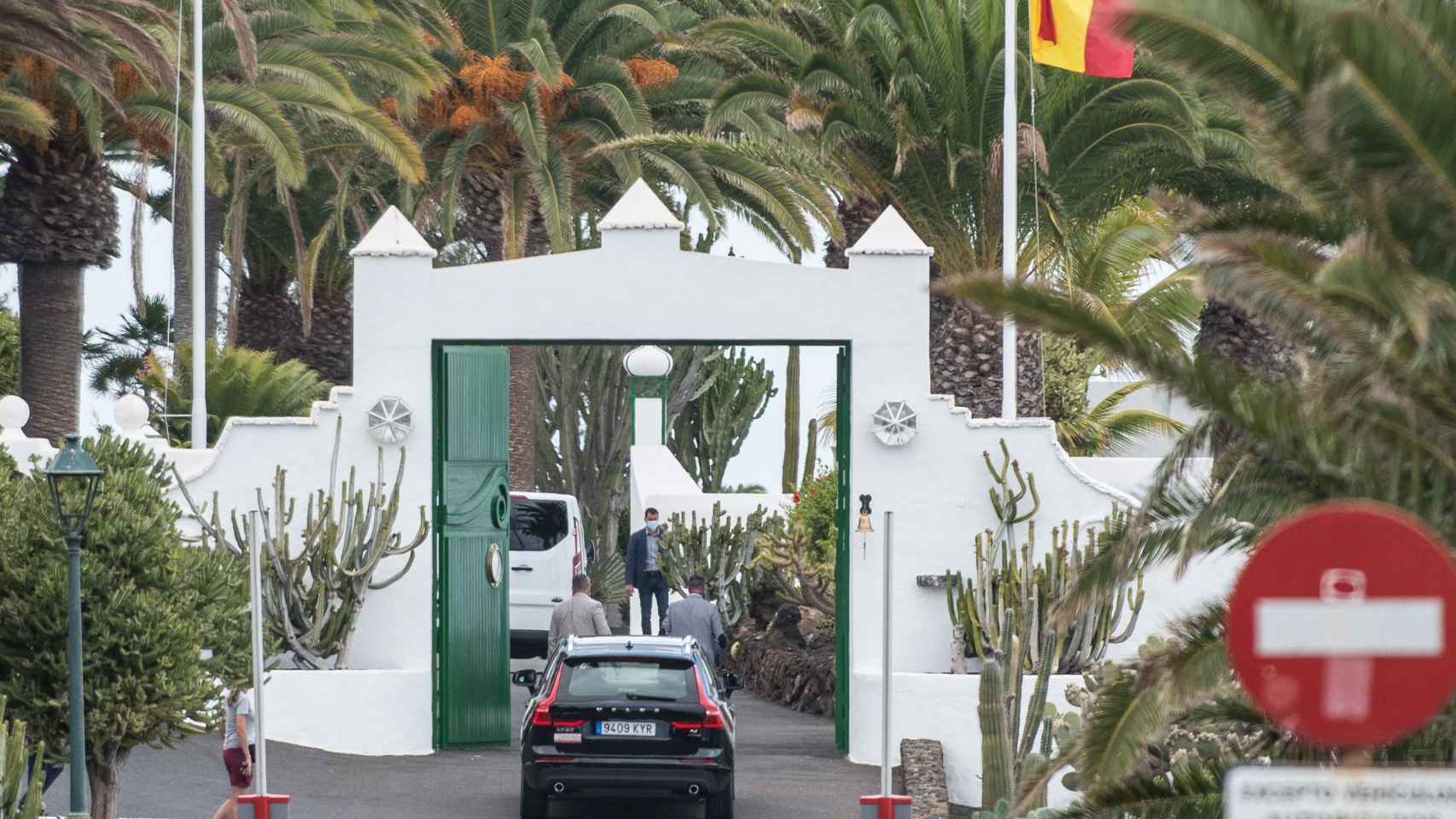La comitiva de Pedro Sánchez a su llegada a la residencia de Lanzarote.
