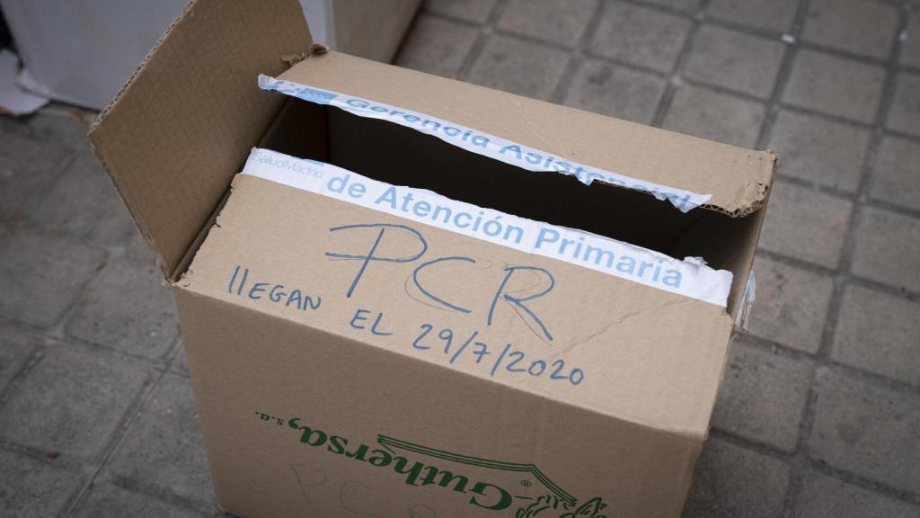 Caja que contenía varias pruebas PCR.