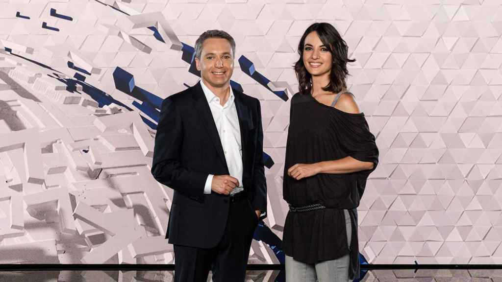 Esther Vaquero presenta 'Antena 3 Noticias 2' junto a Vicente Vallés.