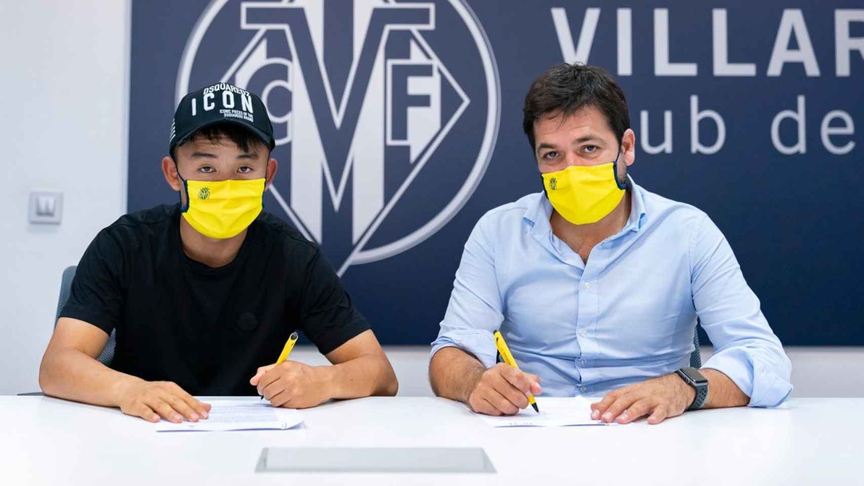Takefusa Kubo, en la firma de su contrato con el Villarreal