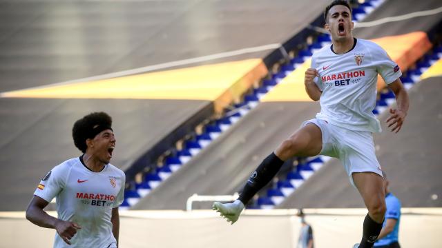 Reguilón celebra un gol con el Sevilla