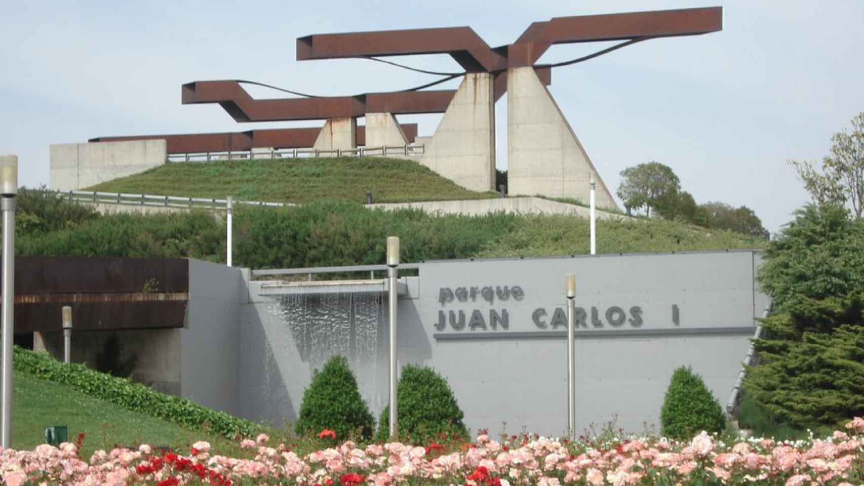 Una de las entradas al parque Juan Carlos I de Madrid.