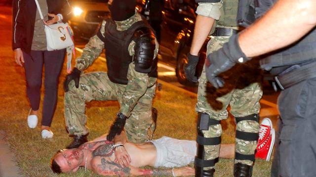 La detención de un manifestante durante las manifestaciones.