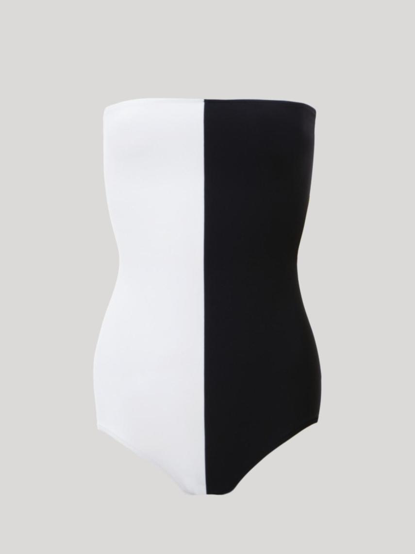 Este diseño de bañador bicolor , estiliza y potencia el bronceado.
