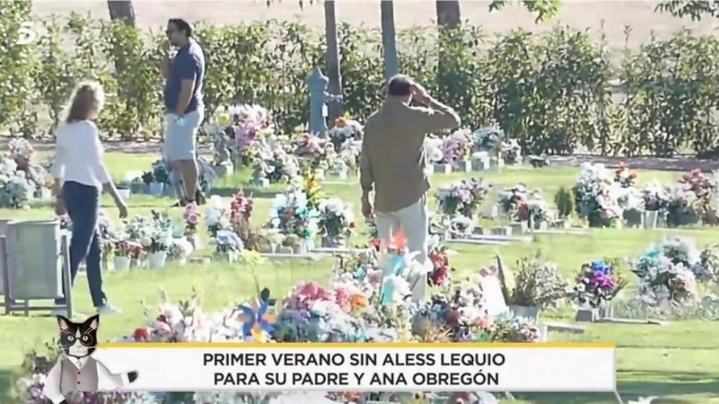 Alessandro Lequio, desolado en el cementerio frente a la tumba de su hijo.