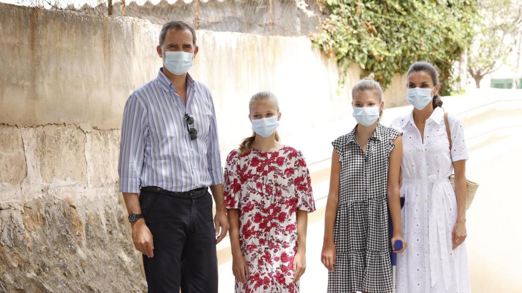 Los Reyes y sus hijas en el barrio mallorquín de Son Roca.