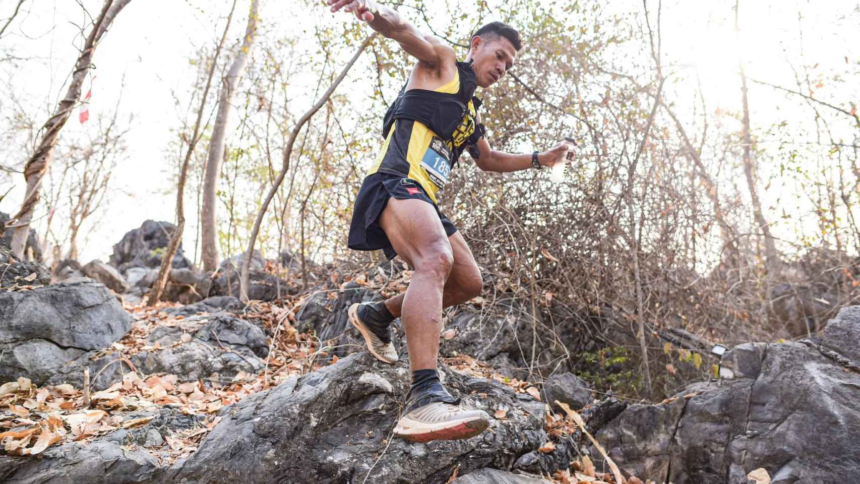 El corredor de trail Jay 'Jantaraboon' Kiangchaipaiphana durante la prueba