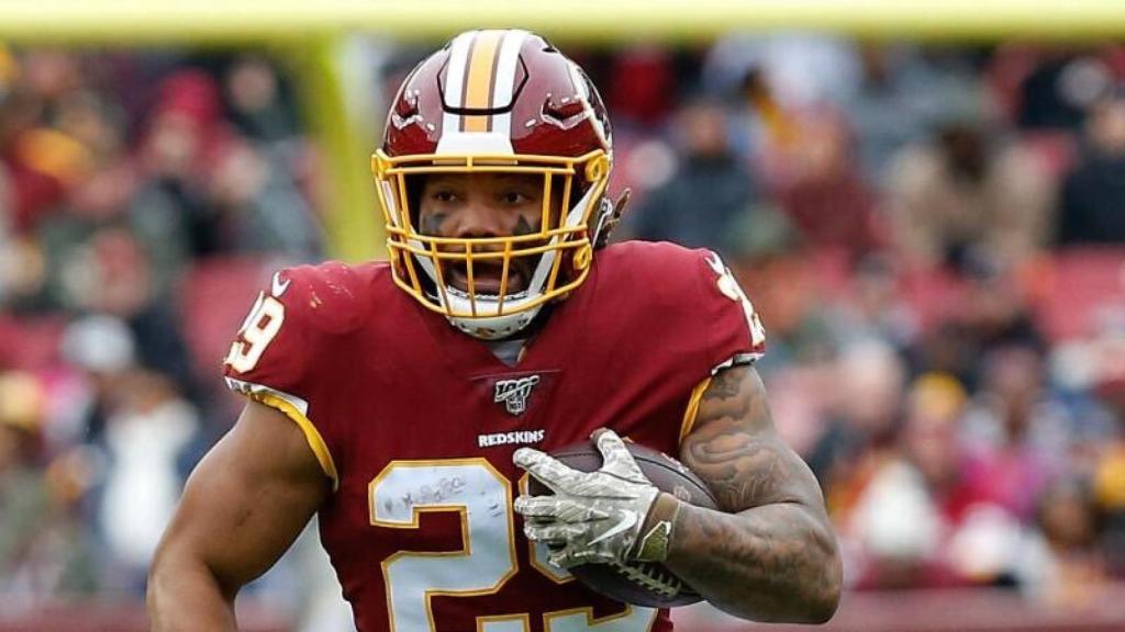 Derrius Guice jugador de los Redskins durante un partido